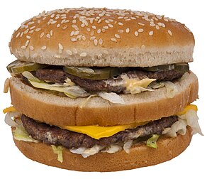 Hambúrguer Big Mac, tal como é vendido pela rede internacional de restaurantes de fast food McDonald's nos Estados Unidos. Foi introduzido na área da Grande Pittsburgh em 1967 e em todo o país em 1968. É um dos principais produtos da empresa e prato exclusivo. O Big Mac contém dois hambúrgueres de carne, molho especial Big Mac, alface, queijo, picles e cebola em um pão de gergelim de três fatias. (definição 2 640 × 2 280)