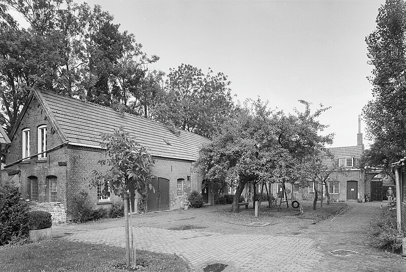 File:Binnenplaats, overzicht werkhuizen met fruitbomen - Langeweg - 20332180 - RCE.jpg