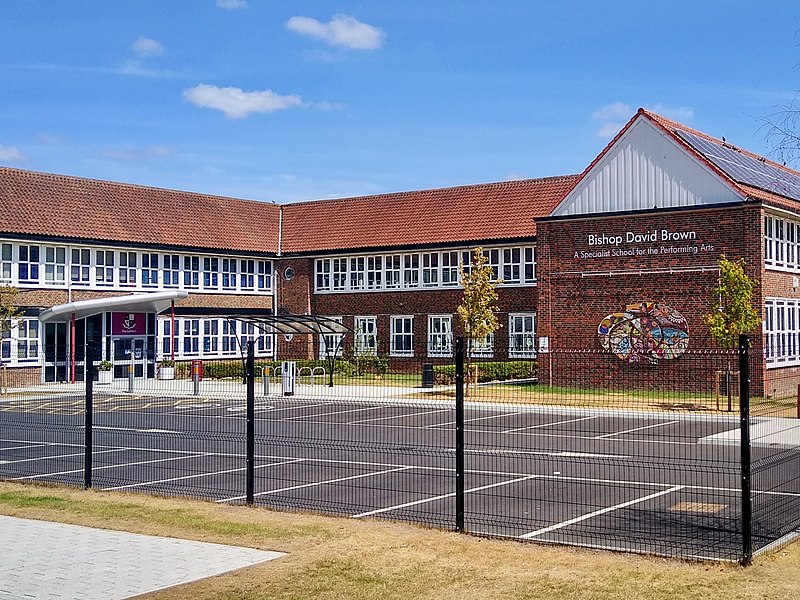 File:Bishop David Brown School, Sheerwater, Woking.jpg