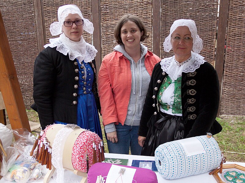 File:Bobbin lace makers and an ethnographer at the Myjava-Festival.jpg