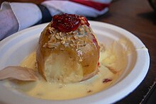 Baked apple with vanilla sauce Bratapfel.jpg