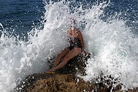 Волна на пляже в Пафосе
