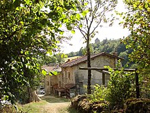 Le château des Allymes et le hameau de Brey-de-vent.