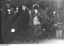 The Sara-Kaba troup arriving Berlin in April 1931, met by prof Heck, director general at the Berlin Zoo