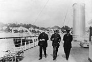 1908年、キール港に停泊するドイツ皇室御用船「ホーエンツォレルン(de)」の甲板上のビューローとヴィルヘルム2世とルドルフ・フォン・ヴァレンティニィ(de)。
