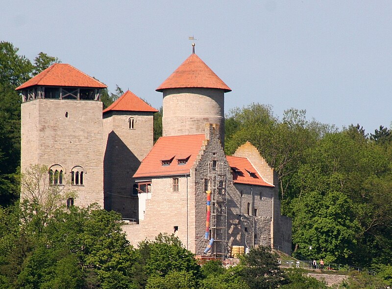 Datei:Burg Normannstein Treffurt Suedansicht werra 2008 zoom.jpg