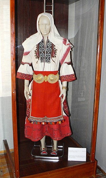 File:Burgas-Ethnographic-museum-female-wedding-costume-Koufalia.jpg