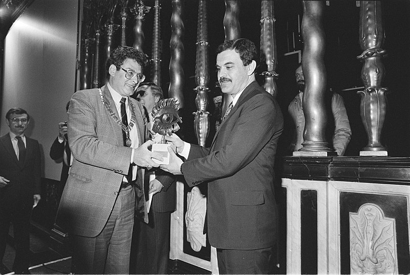 File:Burgemeester Van Thijn (Amsterdam) reikt hoofdprijs World Press Photo '84 uit aa, Bestanddeelnr 932-9322.jpg