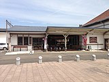 駅舎の「えきかふぇSHIRAKAWA」と観光案内所（2013年3月）