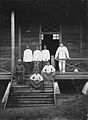COLLECTIE TROPENMUSEUM Groepsportret met houtvester J.R. Beversluis en personeel op de trap van zijn kantoor in Telawah TMnr 60023525.jpg