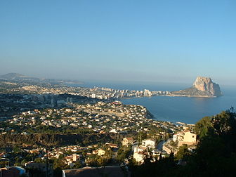 Vue générale de Calpe et du Peñón de Ifach. (définition réelle 1 600 × 1 200*)