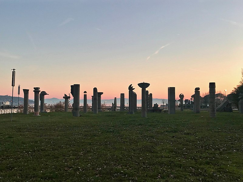 File:Campo del Sole - Lago Trasimeno.jpg