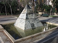 Escultura pirámide