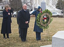 Fotografie O'Tooleho kladení věnce k kanadskému kříži oběti na Arlingtonském národním hřbitově