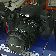 Descrição da imagem Canon EOS 650D em um show-case.jpg.