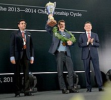 Un momento della Premiazione del Mondiale 2014. Assieme allo sfidante Anand, l'allora Presidente FIDE Kirsan Iljumžinov
