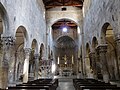 Navata centrale della cattedrale di Carrara, Toscana, Italia