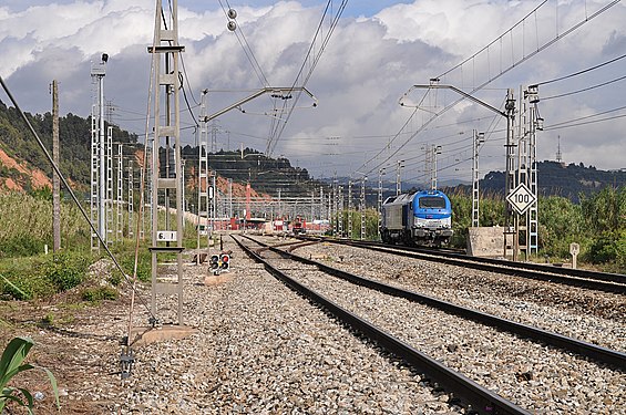 Español: La locomotora diésel-eléctrica locomotora 335.002 de Comsa (Euro 4000 de Vossloh) en la topera de la estación de Castellbisbal. Català: La 335.003 de Comsa (Euro 4000 de Vossloh) a la topera de la Castellbisbal.