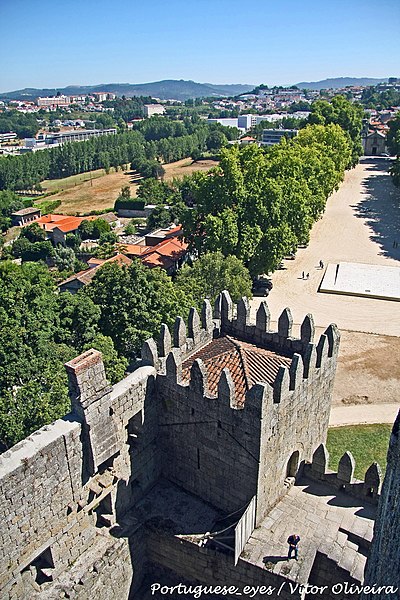 File:Castelo de Guimarães - Portugal (9472030740).jpg