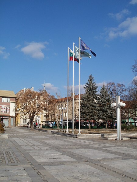 File:Central square of Lom - panoramio (6).jpg