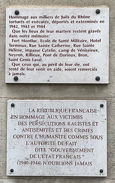 File:Centre d'histoire de la résistance et de la déportation (Lyon) deux plaques en hommage aux victimes juives.jpg