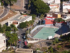 Centro socio-cultural de San Andrés Ayuntamiento (izquierda) y centro cultural Ibaute (edificio rojo y gris).