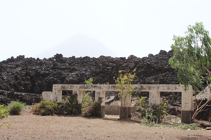 File:Cha de Caldeira - destructions Pico de Fogo eruption 2014-15. --3.jpg