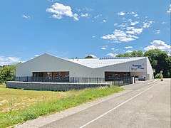 Claravalis & Compagnie, le bâtiment intercommunal ALSH (Accueil de Loisirs Sans Hébergement) de Clairvaux-les-Lacs (Jura) accueille les enfants de la communauté de communes du Pays des lacs, pendant les temps peri et extra-scolaires (restauration du midi, temps d’activité périscolaire, vacances et mercredi après-midi).