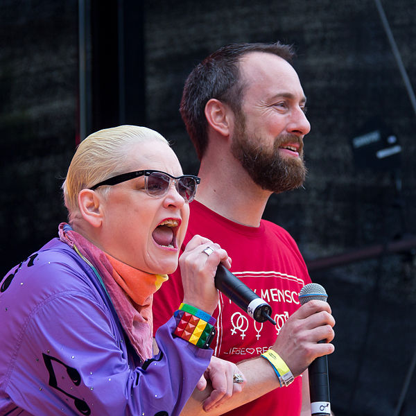 File:ColognePride 2014 - Heumarkt 1625 - 100 % Mensch-2040.jpg