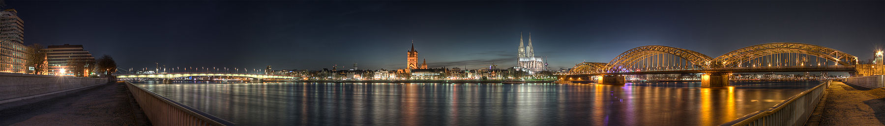 Colonia - Immagine panoramica della città vecchia al tramonto.jpg