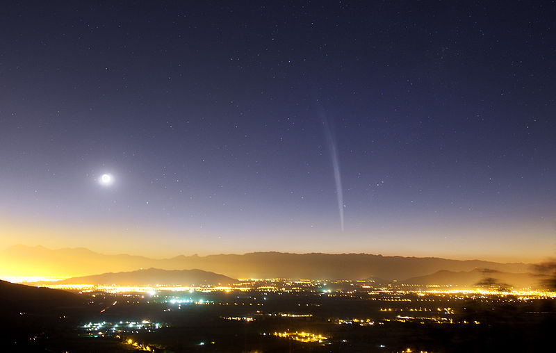File:Comet Lovejoy above Santiago, 2011-12-22.jpg
