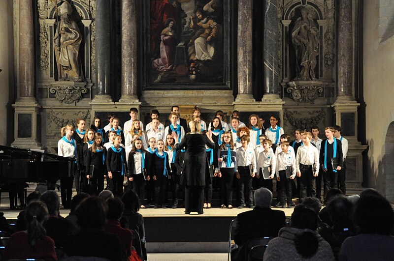 File:Concert à la Chapelle des Ursules, 2013.JPG