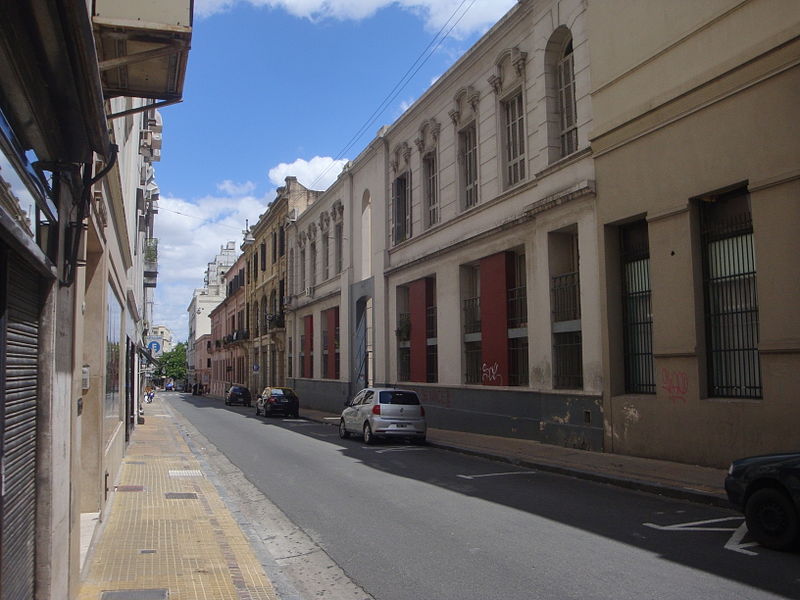 File:Conventillos en Monserrat - Calle Balcarce.jpg