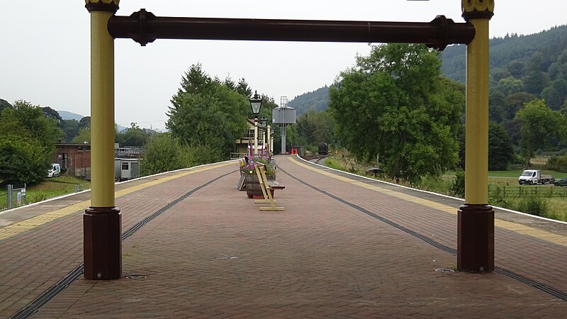 File:Corwen railway station, Llangollen Railway. View towards Llangollen.jpg