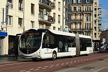 Bus de la ligne T1 à l'arrêt Théâtre des Arts.