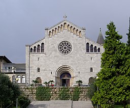 Kyrkans huvudfasad år 2014.