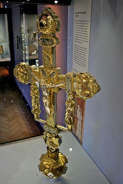 File:Crosses at the Victoria and Albert Museum 1.jpg