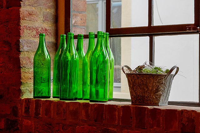 Пустые бутылки на подоконнике окна бывшего винокуренного завода в Дюльмене