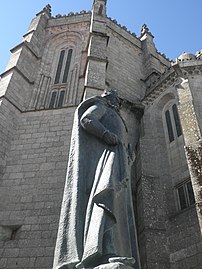 Statuo de la reĝo Sanĉo antaŭ la katedralo.