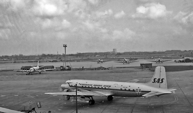 File:DC6, Heathrow, 1960.jpg