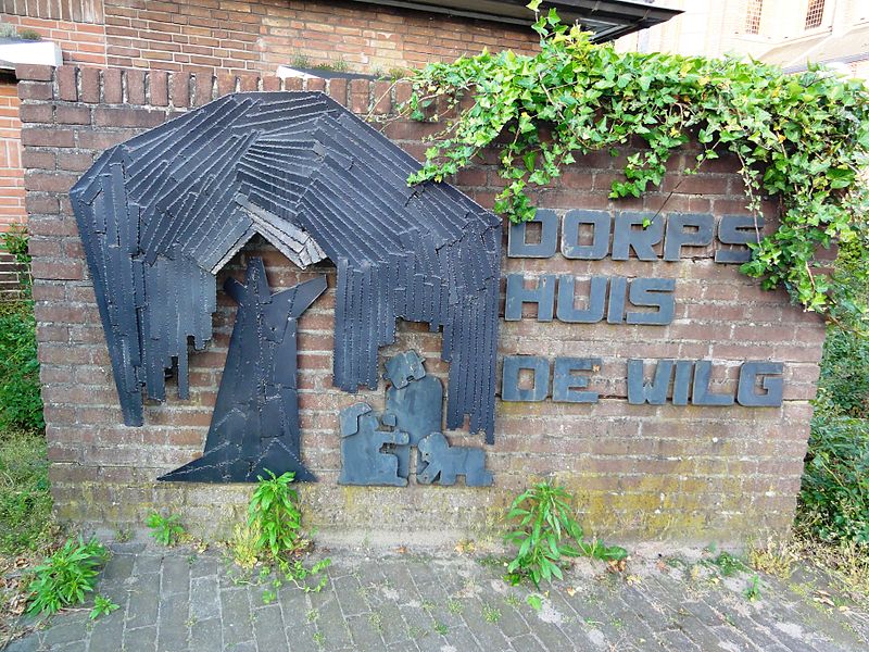 File:De Mortel, sculptuur Dorpshuis De Wilg.JPG