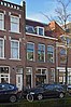 Bedrijfspand met bovenwoning in 1903 ontworpen door C.J.L. Kersbergen als onderdeel van een reeks van drie panden, Voorstraat 85 t/m 89a, met elk een eigen karakter in een bouwtrant met traditionalistische, Berlagiaanse kenmerken en Art Nouveau-invloeden.