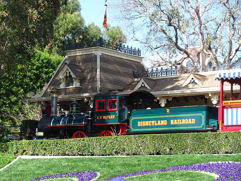 File:Disneyland (24273930419).jpg