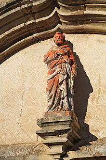 Statue de Saint-Pierre en façade.