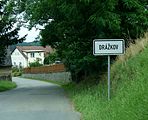 Čeština: Začátek vsi Drážkov v okresu Příbram, Středočeský kraj. English: Municipal border sign in the village of Drážkov, Příbram District, Central Bohemian Region, Czech Republic.