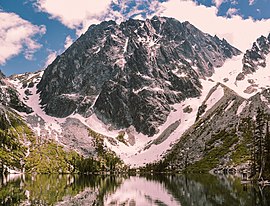 Dragontail Peak, видян от езерото Colchuck.jpg