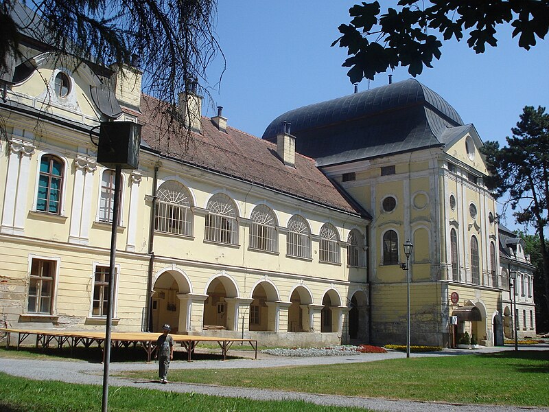 File:Dvorac Pejačević, Virovitica - jugozapad.JPG