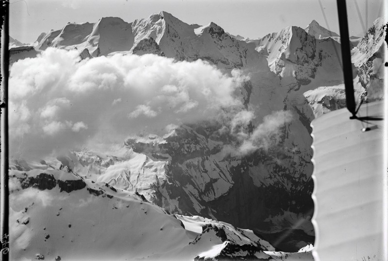 File:ETH-BIB-Blümlisalp mit Wolken, Oeschinensee v. W. aus 3600 m-Inlandflüge-LBS MH01-000446.tif