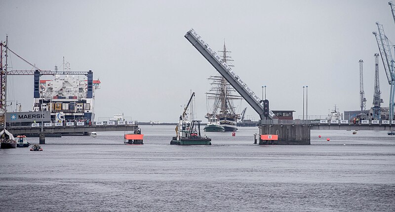 File:East Link Bridge opened for Amerigo Vespucci tall ship - Dublin, 2012.jpg