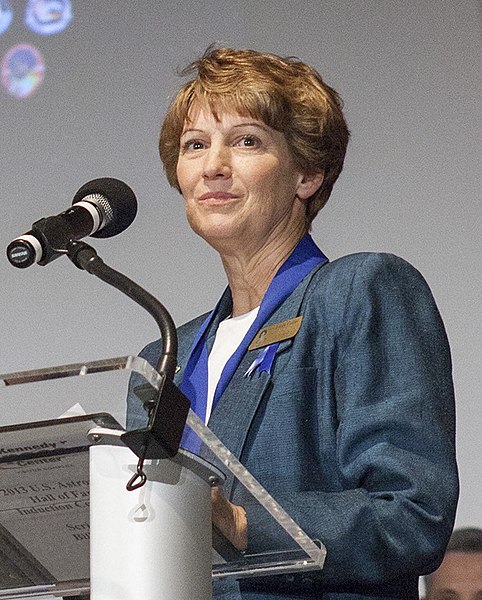 File:Eileen Collins inducted into the Astronaut Hall of Fame.jpg